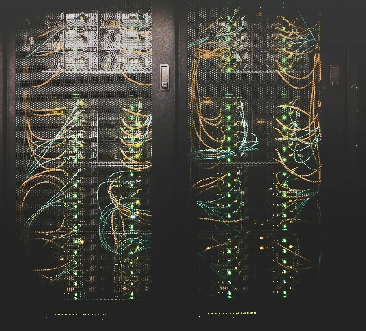 Serverschränke mit Netzwerkkabeln im Rechenzentrum