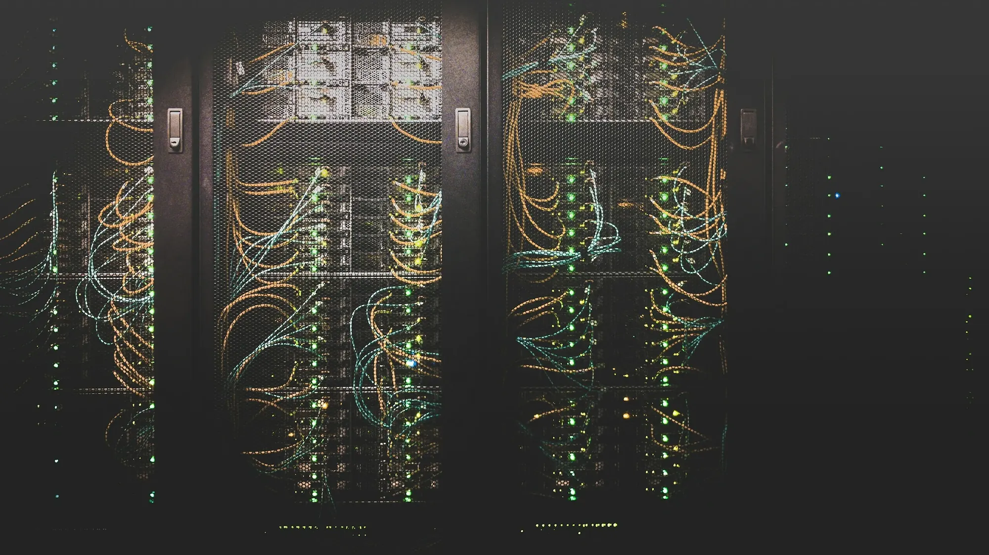 Datensicherung für Unternehmen: verkabelte Serverschränke im Rechenzentrum